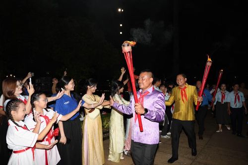 Ngay sau phần lễ, các em thiếu nhi cùng các anh chị phụ trách cùng tham gia hoạt động giao lưu lửa trại.