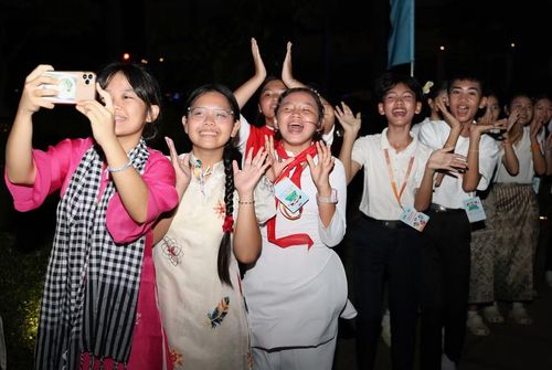  Các bạn nhỏ hào hứng "cháy" hết mình trong hoạt động cuối cùng của Liên hoan Thiếu nhi Việt Nam - Lào - Campuchia năm 2026. 