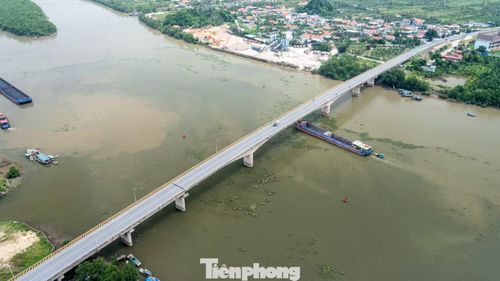 Theo phương án đề xuất, dự án sẽ cải tạo, sửa chữa cầu Đá Bạc hiện trạng và xây mới một cầu song song ở phía bên trái tuyến QL 10. Cầu mới có chiều dài khoảng 520,2m, khổ cầu rộng 12m, bố trí 2 làn xe cơ giới, 1 làn xe máy, xe thô sơ và phần bộ hành rộng 1,25m. Thời gian thực hiện dự án dự kiến từ năm 2026-2028.