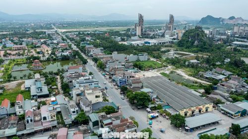 Tuy nhiên, đoạn cuối của QL10 còn khoảng hơn 6 km thuộc địa phận tỉnh Quảng Ninh vẫn chưa được nâng cấp mở rộng. Bà Phạm Thị Huyền, trú phường Yên Tử (tỉnh Quảng Ninh) cho biết, hàng ngày có nhiều phương tiện giao thông đặc biệt là container đi qua tuyến đường này để sang Hải Phòng. Lòng đường nhỏ hẹp, lượng người và phương tiện tham gia giao thông lớn, gây ùn ứ vào giờ cao điểm, tiềm ẩn nguy cơ tai nạn giao thông.