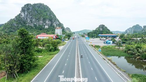 Ghi nhận của phóng viên Báo Tiền Phong, hiện tại tuyến QL10 đã được nâng cấp mở rộng đến phường Lưu Kiếm (TP Hải Phòng) đoạn giáp ranh với tỉnh Quảng Ninh qua sông Đá Bạc với quy mô 6 làn xe cơ giới cùng với hệ thống biển hiệu, dải phân cách, điện chiếu sáng được đầu tư đồng bộ.