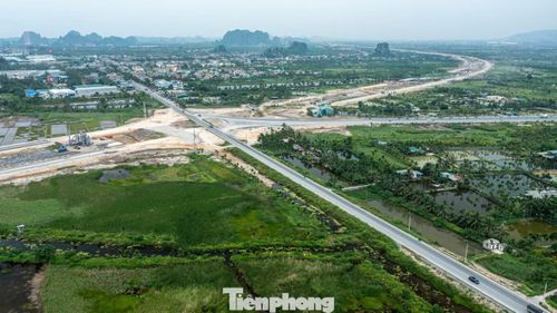 Đại diện chính quyền phường Yên Tử cho biết, tuyến cuối của QL10 đều nằm trên địa bàn phường Yên Tử (trước đây là phường Phương Nam, TP Uông Bí), đây là tuyến đường quan trọng khi không những kết nối với QL18 mà còn kết nối với đường ven sông trị giá gần 6.500 tỷ đồng đang thi công.