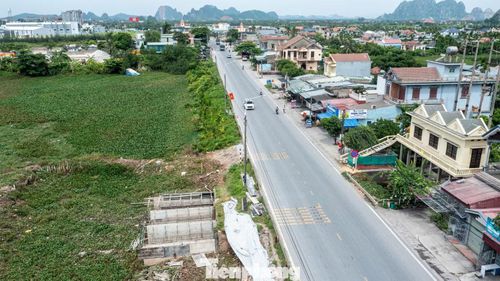 Anh Phạm Xuân Hạ, Chỉ huy công trường của dự án ( thuộc Tổng Công ty Thành An) cho biết, Dự án có tổng diện tích giải phóng mặt bằng gần 16,3ha, hiện chủ đầu tư đã bàn giao cho đơn vị thi công khoảng 13ha. Các vị trí mặt bằng được bàn giao, đơn vị đều đã tổ chức thi công ngay các hạng mục như cầu cống, bù đắp nền đường... Khó khăn lớn nhất của dự án hiện nay là mặt bằng chưa thông toàn tuyến và giá cấp phối đá dăm, giá thảm nhựa thực tế đều tăng cao so với đơn giá dự thầu. Để đảm bảo tiến độ, chúng tôi mong chủ đầu tư và chính quyền địa phương sớm bàn giao phần diện tích mặt bằng còn lại.