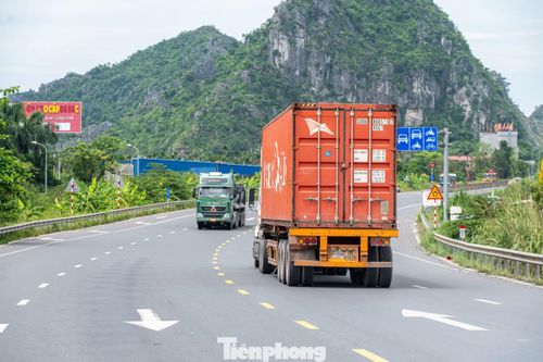 "Năm 2024, tại cuộc tiếp xúc cử tri chúng tôi có đề nghị cơ quan trung ương và tỉnh Quảng Ninh rà soát, đầu tư cải tạo, nâng cấp đoạn đường nêu trên thuộc tuyến QL10, bảo đảm chất lượng và góp phần giảm nguy cơ gây tai nạn giao thông, đồng bộ với tuyến qua thành phố Hải Phòng", bà Huyền chia sẻ.