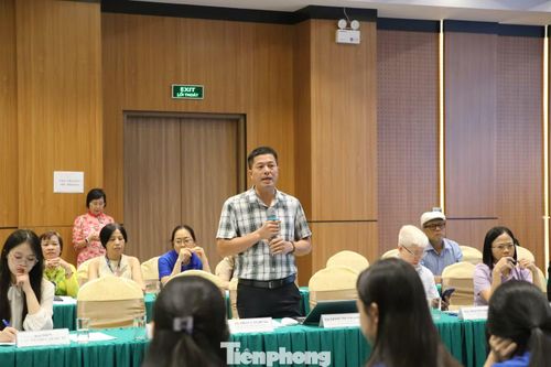 GS. Giang Thanh Long cho rằng trách nhiệm chăm sóc con cái và người cao tuổi trong gia đình vẫn đang dồn lên vai phụ nữ.
