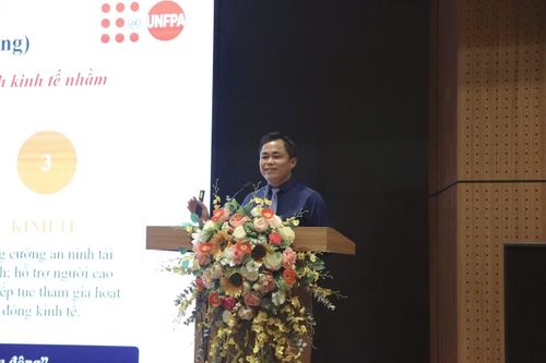 Đại diện UNFPA báo cáo tại hội thảo Thanh niên thích ứng với già hóa dân số tại Việt Nam.