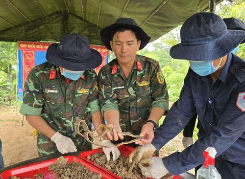 Cán bộ, chiến sĩ Đội K92, Bộ CHQS tỉnh An Giang cất bốc hài cốt liệt sĩ.