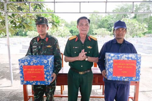 Đại tá Cao Minh Tâm thăm, động viên Đội lấy mẫu ADN hài cốt liệt sĩ tại Nghĩa trang Liệt sĩ Tri Tôn. Ảnh: Lê Vy.