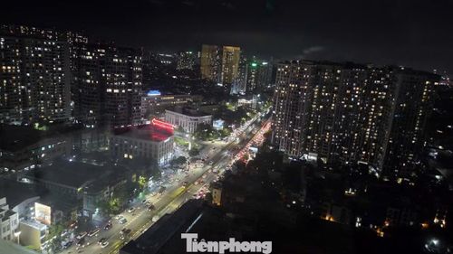 Hơn 20h cầu Vĩnh Tuy đã thông thoáng hơn, tuy nhiên, đường Minh Khai phía dưới vẫn ùn dài. Ảnh: Hoàng Lan