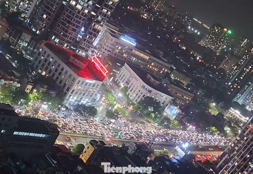 Lối lên cầu Vĩnh Tuy ùn dài vào chiều tối 31/7. Ảnh: Hoàng Lan