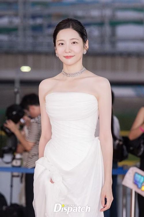 Park Ji Hyun như phát sáng với váy quây màu trắng. Cô cạnh tranh giải nữ chính xuất sắc với bộ phim You and Everything Else.