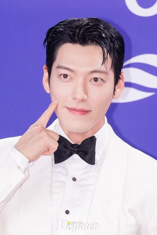 Kim Woo Bin giống như bạch mã hoàng tử khi xuất hiện trong bộ vest trắng, kết hợp nơ đen. Anh cũng được đề cử ở hạng mục dành cho nam chính với vai diễn thần đèn trong Genie, Make a Wish.