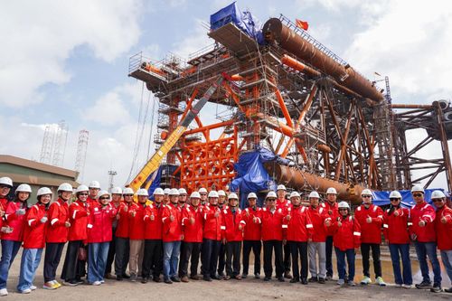 Đoàn đại biểu tham quan thực tế tại cảng dầu khí Vietsovpetro, trực tiếp tìm hiểu công tác thi công, chế tạo chân đế giàn WHP-DHN thuộc Dự án phát triển mỏ Đại Hùng - Khu vực Đại Hùng Nam.