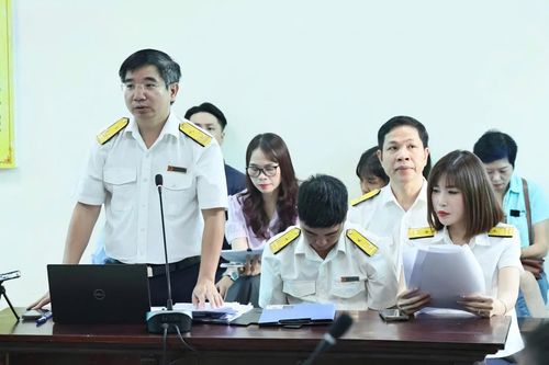 Người có quyền lợi và nghĩa vụ liên quan - đại diện Thuế Cơ sở 11 - Hà Nội tại phiên tòa.