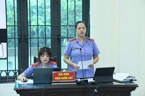 Đại diện VKS công bố nội dung vụ án.