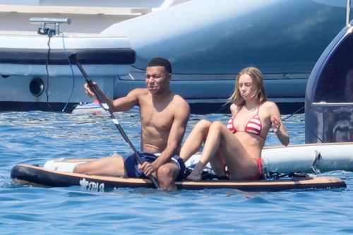 Mbappe đang có kỳ nghỉ cùng bạn gái diễn viên người Tây Ban Nha
