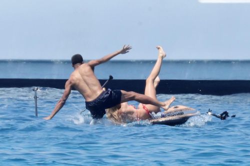 Khoảnh khắc Mbappe và bạn gái ngã nhào xuống nước