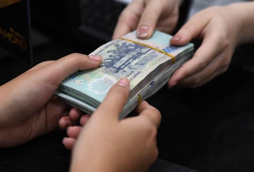 Hiện tại, mặt bằng lãi suất cho vay cá nhân tại Việt Nam thường dao động trong khoảng từ 6% đến 12% mỗi năm đối với các khoản vay có tài sản đảm bảo. Ảnh: Nam Khánh