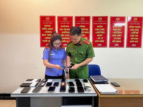 Cơ quan chức năng thu giữ tang vật. Ảnh: Đ.T.