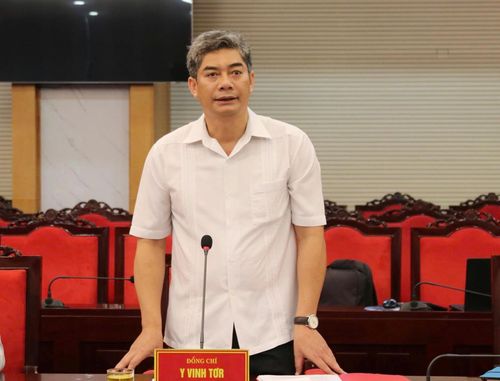 Thứ trưởng Bộ Dân tộc và Tôn giáo Y Vinh Tơr phát biểu tại buổi làm việc