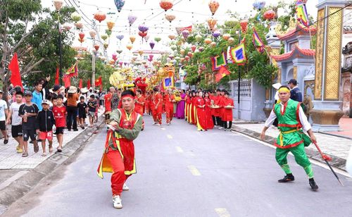Hai Giáp xuất phát, diễu hành quanh làng, tái hiện khí thế chiến đấu hào hùng