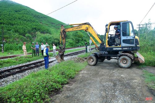 Các lực lượng đã phối hợp chặt chẽ, tuyên truyền, vận động người dân chấp hành chủ trương đóng, xóa bỏ lối đi tự mở.