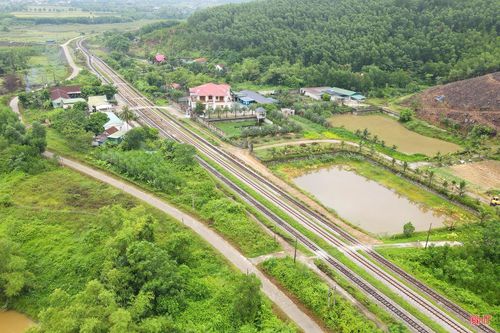 Các vị trí lối đi tự mở được đóng, xóa bỏ nằm trong khu vực Km 351 tuyến đường sắt Bắc - Nam ở ga Yên Duệ, xã Thượng Đức.