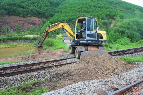 Theo lực lượng chức năng, tai nạn giao thông đường sắt vẫn tiềm ẩn nhiều nguy cơ, trong đó nguyên nhân chủ yếu xuất phát từ ý thức chủ quan của một bộ phận người dân như tự ý mở lối đi dân sinh, băng qua đường sắt không quan sát, vượt rào chắn khi tàu sắp đến hoặc xâm phạm hành lang an toàn đường sắt. Vì vậy, việc đóng, xóa bỏ các lối đi tự mở góp phần đảm bảo trật tự an toàn giao thông đường sắt.