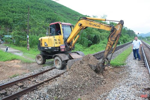 Các lối đi tự mở này đã hình thành cách đây hàng chục năm khi người dân tự mở để có lối đi lại. Do không có trong quy hoạch, tại các điểm giao cắt không có rào chắn, không có hệ thống cảnh báo mỗi khi tàu chạy qua nên dễ dẫn tới tai nạn giao thông đường sắt.