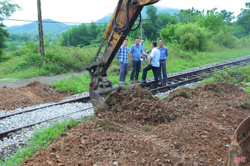 Sáng 31/7, UBND xã Thượng Đức phối hợp với Công ty CP Đường sắt Nghệ Tĩnh, Phòng Cảnh sát giao thông Công an tỉnh Hà Tĩnh, Sở Xây dựng và các đơn vị chức năng tổ chức xóa bỏ 4 lối đi tự mở qua đường sắt Bắc - Nam ở thôn Đức Hương và thôn Cao Thắng.