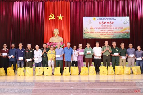Trao tặng quà cho các nạn nhân.