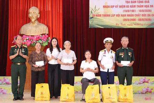 Phó Chủ tịch Ủy ban MTTQ tỉnh Phạm Thị Thu Hà, Chủ tịch Hội Nạn nhân chất độc da cam/Dioxin tỉnh Nguyễn Minh Nguyên trao hỗ trợ mô hình sinh kế cho gia đình các nạn nhân.