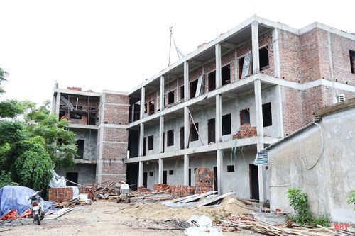 Một khu nhà trọ 3 tầng ở đường Hà Tông Chính, phường Thành Sen đang được xây dựng.