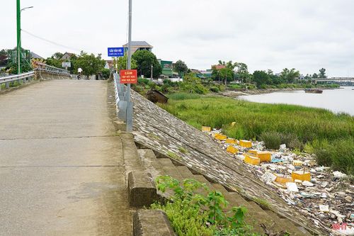 Khu vực dưới chân cầu Văn Hội là nơi rác tập trung nhiều nhất. Theo tìm hiểu, đoạn sông này có địa hình bờ cong lõm vào phía trong, tạo thành vùng nước xoáy và dòng chảy chậm. Vì vậy, khi mực nước sông dâng lên hoặc rút xuống, rác thải theo dòng nước đều bị cuốn và giữ lại tại khu vực này. Theo thời gian, lượng rác tích tụ ngày càng lớn.