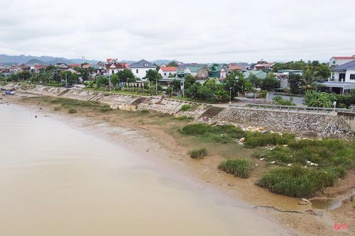 "Địa phương đã chỉ đạo các lực lượng tổ chức thu gom toàn bộ lượng rác tồn đọng trong cuối tuần này và vận chuyển đến nơi xử lý. Do đặc điểm dòng chảy, khi nước lên hay rút xuống, rác từ thượng nguồn đều bị dồn và mắc lại tại khu vực này. Đối với phản ánh về lượng thùng xốp, rác phát sinh từ khu vực Bến Hến, trong tuần tới, UBND xã sẽ làm việc với các hộ khai thác, chế biến hến để xác minh, đồng thời yêu cầu ký cam kết không xả rác xuống sông", ông Lê Đình Tài - Phó Chủ tịch UBND xã Đức Minh cho biết.