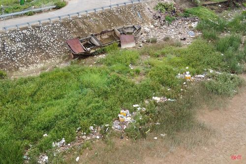 Tình trạng này không phải mới xuất hiện, những năm trước, khu vực dưới chân cầu Văn Hội cũng từng xảy ra hiện tượng tương tự. Do lượng rác từ thượng nguồn ngày càng nhiều, cộng với việc chưa có giải pháp thu gom thường xuyên nên tình trạng này liên tục tái diễn sau mỗi đợt nước lớn.