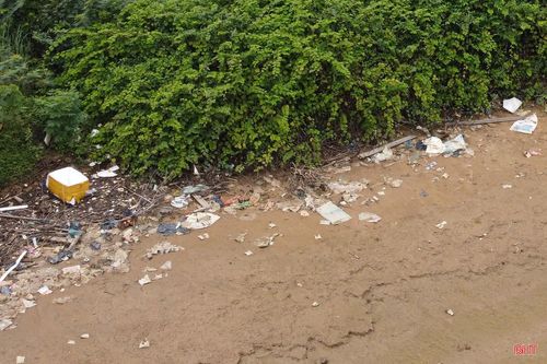 Tại bờ sông La thuộc địa phận xã Đức Thọ, rác sinh hoạt như túi ni lông, chai nhựa, hộp xốp, cành cây... bám đặc thành từng dải ven bờ sau nhiều ngày nước lên xuống.