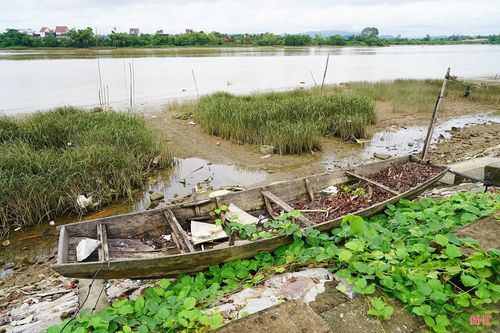 Xen lẫn rác sinh hoạt là thùng xốp, vật liệu xây dựng, gỗ mục, thuyền bè hư hỏng và nhiều loại phế thải khác. Không chỉ gây mùi hôi, lượng rác lớn còn ảnh hưởng đến cảnh quan, tiềm ẩn nguy cơ ô nhiễm nguồn nước.
