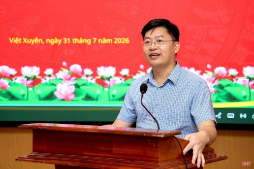 Chủ tịch UBND phường Thành Sen Nguyễn Văn Chung, Trưởng Cụm thi đua số 2 các xã, phường khai mạc hội nghị.