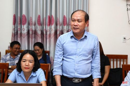Các đại biểu thảo luận tại hội nghị.