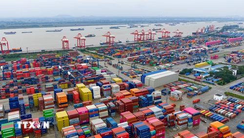 Quang cảnh cảng hàng hóa tại tỉnh Giang Tô, Trung Quốc. (Ảnh: THX/TTXVN)
