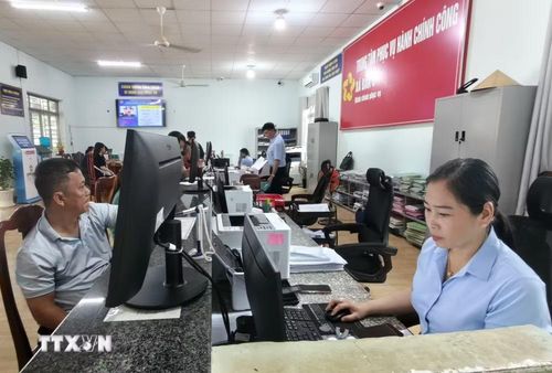 Trung tâm Phục vụ hành chính công xã Đăk Ơ đẩy mạnh chuyển đổi số, nâng cao phục vụ người dân. (Ảnh: K GƯỈH/TTXVN)