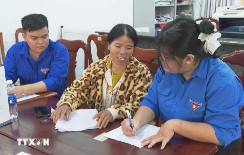 Tổ thanh niên hỗ trợ người dân thực hiện thủ tục hành chính. (Ảnh: K GƯỈH/TTXVN)