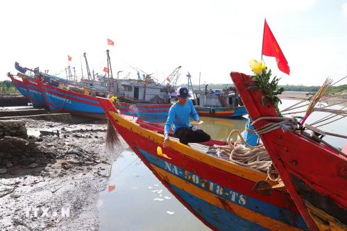 Ngư dân làm lễ "cúng thuyền" trong ngày rằm Tháng 7 ở Diễn Châu, Nghệ An. (Ảnh: Xuân Tiến/TTXVN)