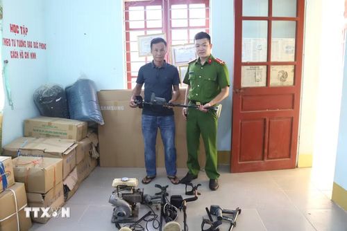 Người dân tự nguyện giao nộp máy dò kim loại cùng các thiết bị phục vụ khai thác vàng trái phép cho lực lượng Công an xã Yên Na (Nghệ An), thể hiện quyết tâm từ bỏ hoạt động đào đãi vàng. (Ảnh: Văn Tý/TTXVN)