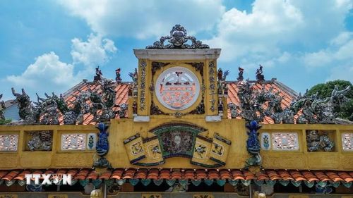 Những họa tiết được chạm khắc tinh xảo phản ánh nghệ thuật trang trí đặc trưng của kiến trúc đình cổ và quan niệm văn hóa Á Đông. (Ảnh: Giang Phương/TTXVN)