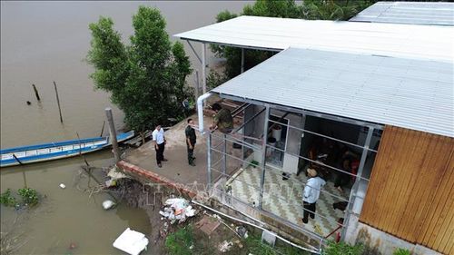 Hơn nửa tháng qua đã diễn ra 3 vụ sạt lở tại bờ sông Gành Hào, ảnh hưởng đến 7 căn nhà.