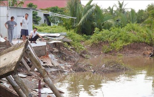 Sạt lở diễn biến phức tạp tại bờ sông Gành Hào, đoạn qua xã Định Thành, tỉnh Cà Mau.