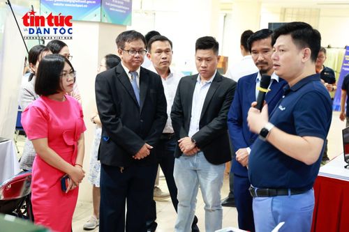 Đại biểu và khách tham quan trải nghiệm các giải pháp AI, công nghệ số trong lĩnh vực y tế tại khu vực trình diễn công nghệ.