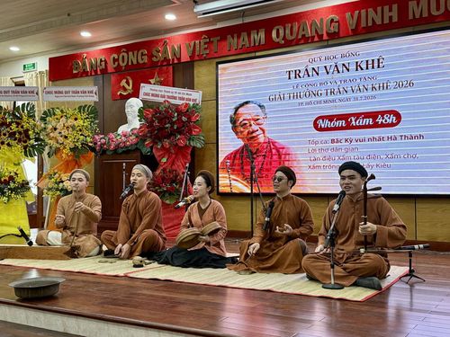Nhóm Xẩm 48h biểu diễn tại chương trình.
